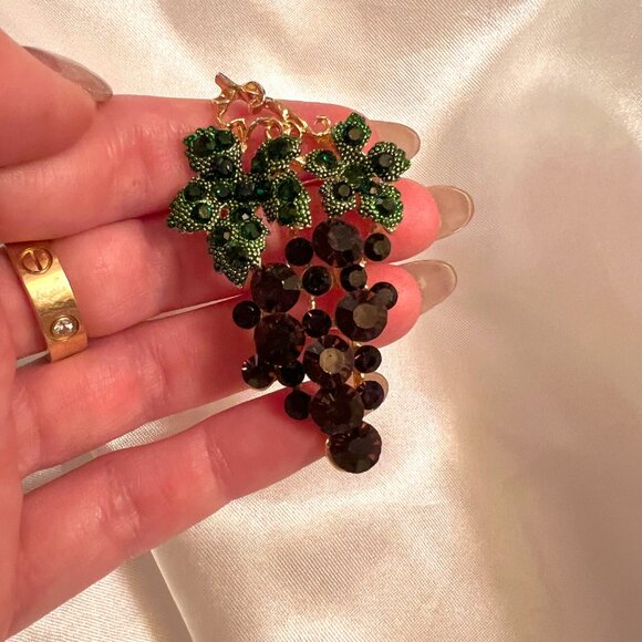 🧷Vintage-Inspired Grapes Crystal and Enamel Brooch - Gold Tone Alloy - Picture 3 of 4
